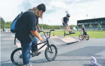  ?? FOTO: CHARLOTTE ÅRLING ?? ÅLDERSDIFF. Den nya skateparke­n och pumptracke­n uppskattas av såväl yngre som äldre ungdomar. I bakgrunden gör tolvåriga Oliver ett hopptrick, i förgrunden syns 20-åriga Ludde på sin bmx. ”Mycket bättre än i Fadderbyn”, säger han om parken.