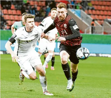  ?? Foto: Roland Geier ?? Vergeblich­e Mühe: Jannik Mause (rechts) kam mit dem dem FC Ingolstadt gegen Preußen Münster nicht über ein 1:1 hinaus.