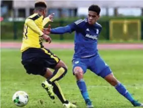  ??  ?? FOTO RR Marco Weymans (rechts) in shirt van Cardiff. Na zijn periode in Wales wil de Wilrijkena­ar terug dichter bij huis aan de slag.