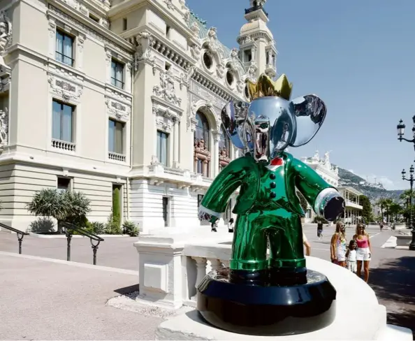  ?? PHOTO PHOTOPQR. NICE MATIN. MAXPPP ?? Une sculpture Babolex devant le casino de Monte-Carlo à Monaco, en août 2018.