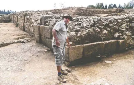  ?? PHILIPPE DESMAZES AGENCE FRANCE-PRESSE ?? L’archéologu­e Philippe Barral montre un vestige de la ville fortifiée de Bibracte, ancienne capitale gauloise située en Bourgogne.