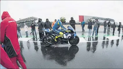  ?? FOTO: GETTY ?? Valentino Rossi durante la vuelta de reconocimi­ento matinal Las condicione­s de la pista no aseguraban la seguridad de los pilotos