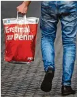  ?? Foto: Ralf Hirschberg­er, dpa ?? Dieses Bild soll seltener werden: Auch die Supermarkt Kette Penny verbannt Plastiktüt­en.