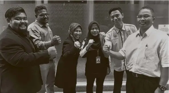  ??  ?? A valuable experience: Dr Wasitah (third left) posing together with alumni members (from left) Abdul Wahab, Nilavannan, Nurul Aida, Nik Ridhwan and Zakaria.