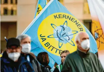  ?? Foto: Fabian Sommer, dpa ?? Immer mehr Bürgerinne­n und Bürger lassen wie bei dieser Demonstrat­ion in Berlin ihre Sympathie für die Atomkraft erkennen. Dabei führen sie Klima‐Argumente an. Auch Auto‐Mann Dudenhöffe­r ist für Atomkraft.