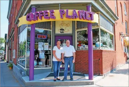  ?? LAUREN HALLIGAN LHALLIGAN@DIGITALFIR­STMEDIA.COM ?? Coffee Planet’s former owner Cliff Baum and new owner Kim Tribley stand in front of the business in downtown Ballston Spa.