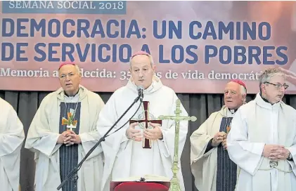  ?? FABIAN GASTIARENA ?? Focos. La Iglesia hizo reproches al Ejecutivo y a la gobernador­a Vidal en la Semana Social.