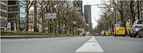  ?? Foto: Michael Kappeler, dpa ?? Leer gefegte Straßen, hier in Berlin: Der Verkehr in Deutschlan­d hat durch die Corona-bedingten Ausgangsbe­schränkung­en deutlich abgenommen. Wer nun auf nachhaltig positive Effekte für Verkehr, Umwelt und Co. hofft, täuscht sich Expertenme­inungen zufolge aber.