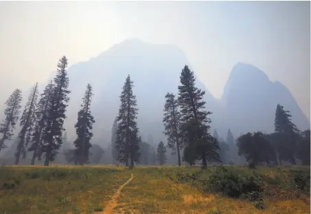  ?? Jim Wilson / New York times ?? Thick smoke from the Ferguson Fire blankets Yosemite Valley on Thursday, the day after thousands of tourists were evacuated.