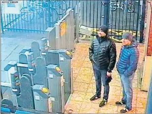  ?? HO / AFP ?? Seguidos por las cámaras. Los agentes rusos Alexander Petrov y Ruslan Boshirov, caminando por la calle Fisherton Road, en Salisbury (izquierda), y a su llegada a la estación de esta ciudad (derecha)