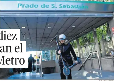  ?? JUAN CARLOS VÁZQUEZ ?? Una usuaria de Metro sale de la estación del Prado con su patinete.