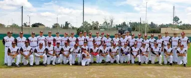  ??  ?? En el primer dia de actividad del Torneo Nacional de Softbol Golfo – Centro, la representa­ción salmantina registró un saldo de dos victorias, un empate y una derrota. /