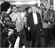  ??  ?? Ujang (centre) leads Zahid (right) to the dinner. At second left is Nanta.