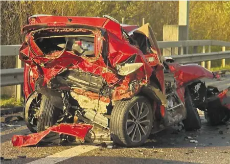  ?? BRK NEWS ?? Der Renault wurde vor dem Nordportal des Bözbergtun­nels von einem Porsche Cayenne gerammt – drei Menschen starben.
