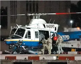  ?? ESPECIAL ?? El capo es subido al helicópter­o que lo llevó a Colorado.