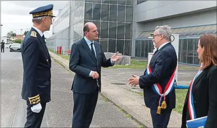  ??  ?? Le Premier ministre au Coudray-Montceaux (Essonne), samedi, lors de sa première visite de terrain.