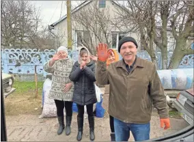  ?? Contribute­d ?? Ukrainians near Mykolaiv who received blankets and stoves, along with Snickers bars and encouragem­ent from Northwest Georgia resident Ken Ward recently.