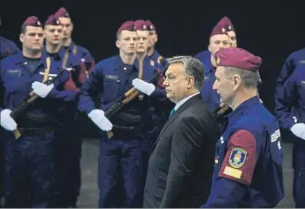  ?? SZILARD KOSZTICSAK / AP ?? El premier Viktor Orbán, ayer en la ceremonia de graduación de nuevos agentes de policía de fronteras