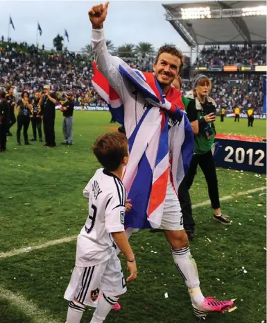  ?? ROBYN BECK/AFP/GETTY IMAGES ?? David Beckham salutes the fans in Carson, Calif., on Saturday after his L.A. Galaxy beat Houston Dynamo 3-1 in the MLS Cup.