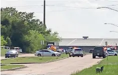  ??  ?? La Policía en la escena en el parque industrial de el Condado de Brazos, en Bryan, Texas