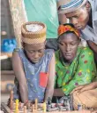  ??  ?? Nach einer wahren Geschichte: „Queen of Katwe“ist gleich zweimal zu sehen.