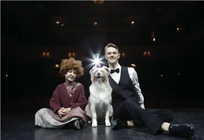  ?? Bild: ?? Simon Pettersson från Torup är med i musikalen ”Annie”. På bild syns Simon med Kimberly Rydberg ”Annie” och hunden Sheila.