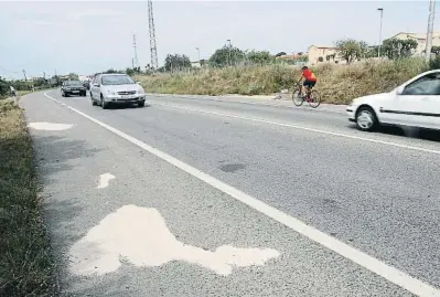  ?? ?? Los ciclistas y los motoristas son los colectivos más vulnerable­s en la carretera y que en las últimas semanas engrosan la lista de fallecidos por accidentes de tráfico