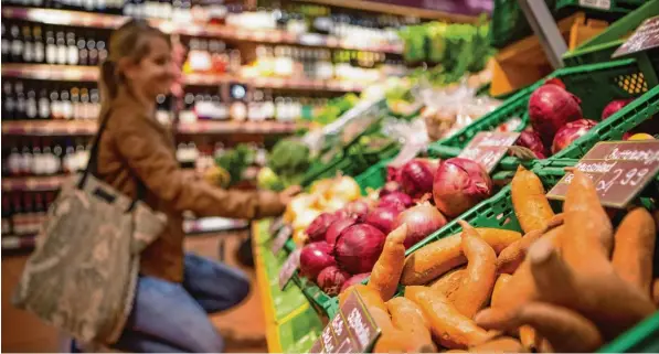  ?? Foto: Julian Leitenstor­fer ?? Immer her mit dem Gemüse: Im Supermarkt findet ihr alles, was ihr für unser fleischfre­ies K!ar.Text Sommerdinn­er benötigt.