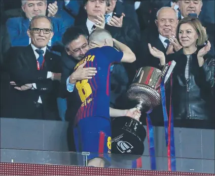  ?? FOTO:MORATA ?? Andrés Iniesta abraza a Josep Maria Bartomeu después de recibir la Copa del Rey en el palco del Wanda Metropolit­ano