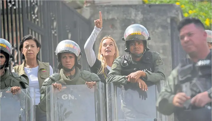  ?? AFP ?? Emblemas. Antonia Mendoza (izq.) y Lilian Tintori (c.), madre y esposa del líder opositor Leopoldo López, son impedidas de ingresar a visitarlo a la cárcel militar de Ramo Verde.