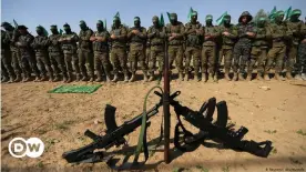  ??  ?? Betende Kämpfer: So initiierte sich die Hamas bei einer Parade 2019