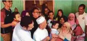  ??  ?? IBU bapa menyambut Anis bersama suami dan cucu mereka.