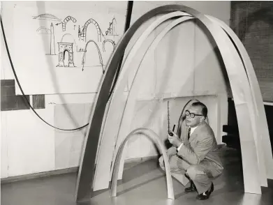  ?? FOTO: YLE ?? KäNT LANDMäRKE. Arkitekten Eero Saarinen vid skisser och miniatyrer av Gateway Arch-monumentet i
Saint Louis.