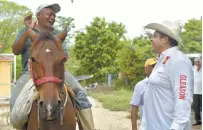  ??  ?? En Chiapas,
Gerardo Gleason busca la presidenci­a municipal de Tonalá desde el primer minuto de ayer.