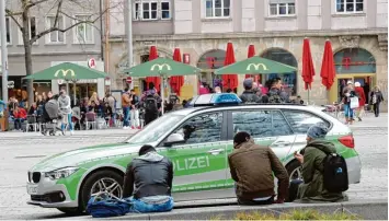 ??  ?? Am Königsplat­z wurde ein Afrikaner attackiert. Als die Augsburger Polizei eintraf, stellte sich heraus, dass die mutmaßlich­en Tä ter Polizisten aus Baden Württember­g waren. Zwei von ihnen wurden nun verurteilt.