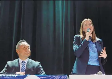  ?? Dania Maxwell Los Angeles Times ?? L.A. CITY Council candidate Loraine Lundquist, a Democrat, introduces herself during a town hall meeting on July 20. Her opponent in Tuesday’s special election for the 12th District seat is Republican John Lee, left.