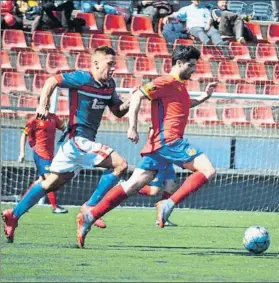  ?? FOTO: DANI FALCÓN ?? El Martinenc vence por la mìnima El Tortosa que no fue capaz de pararle