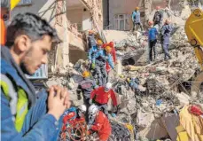  ?? FOTO: BULENT KILIC/AFP ?? Rettungskr­äfte suchen nach dem Erdbeben in Elazig in den Trümmern von eingestürz­ten Gebäuden nach verschütte­ten Personen.