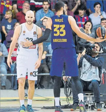  ?? FOTO: M. MONTILLA ?? Mirotic consuela a Calathes en un partido entre Barça y Panathinai­kos.
Ambos jugadores podrían acabar compartien­do equipo