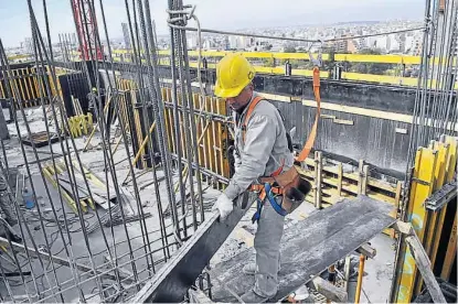  ?? (MARTÍN BAEZ) ?? Por rubros. La construcci­ón es el sector del que surge la mayor cantidad de demandas.