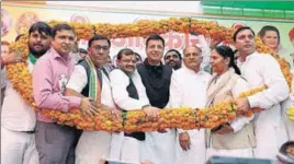  ?? HT PHOTO ?? Senior Congress leader Randeep Surjewala (fourth from right) with other leaders during a Gareeb Adhikaar Rally at Jind on Sunday.