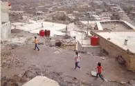  ??  ?? Guerra. Niños sirios corren a refugiarse durante una batalla.