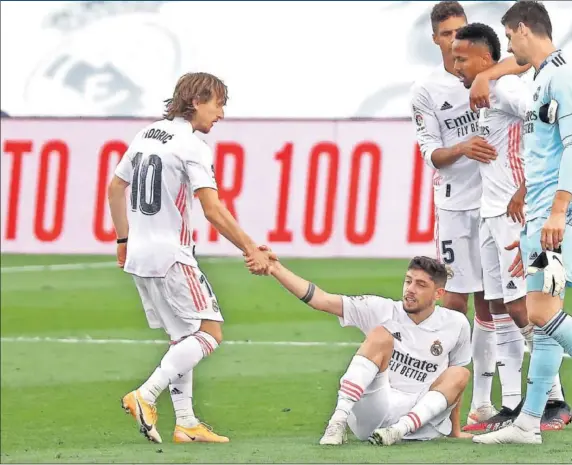  ??  ?? Los jugadores del Real Madrid se lamentan tras el pitido final, al comprobar que el Atlético había ganado en Valladolid y se llevaba la Liga.