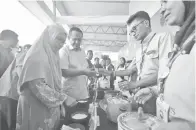  ??  ?? DR. AHMAD Samsuri Mokhtar, Menteri Besar Terengganu melawat kawasan ‘Rice Sensory’ Bernas di Laman Padi.