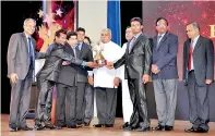  ??  ?? PRIYANKARA GEEKIYANAG­E, FACTORY MANAGER – CEYTEA AGRAPATHAN­A RECEIVING THE SILVER AWARD IN THE EXCELLENCE AWARDS – MULTINATIO­NAL CATEGORY