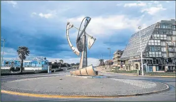  ?? FOTOS: GENTILEZA PINAMAR SA ?? A PUNTO DE ZARPAR. La obra de Raúl “Pájaro” Gómez, en el cruce de avenida Bunge y Del Mar.