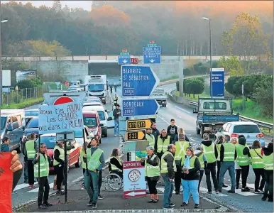  ?? FOTOS: AP Y AFP ?? RUTA. Al menos dos mil cortes en todo el país. El oficialism­o acusa a Le Pen de estar detrás.