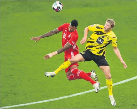  ??  ?? Duell auf höchstem Niveau: Erling Haalands (r.) Dortmunder wehrten sich kräftig gegen FC Bayern mit Jerome Boateng.