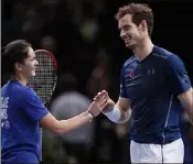  ?? (Photos EPA/MaxPPP et AFP) ?? Vainqueur de Raonic par forfait, Andy Murray est entré sur le court pour faire quelques échanges avec les ramasseurs de balles.