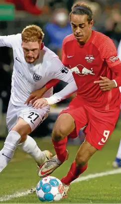  ?? FOTO: MARTIN ROSE / GETTY IMAGES ?? Der Babelsberg­er Nicola Jürgens (links) bedrängt Yussuf Poulsen von RB Leipzig im Laufduell um den Ball.